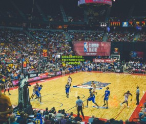 篮球场上的救赎之战，巴斯与韦伯斯特引领辽宁、广厦双双告捷